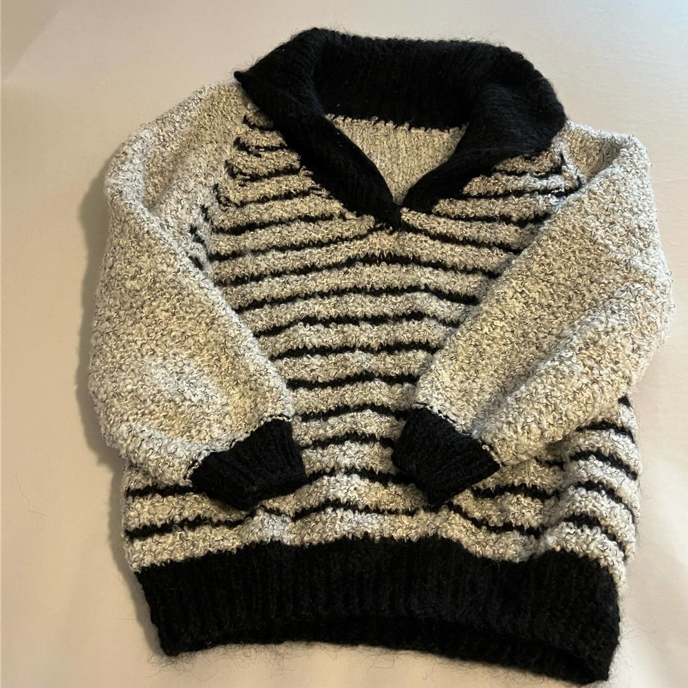 BLACK Gray V-neck Neck handmade sweater M